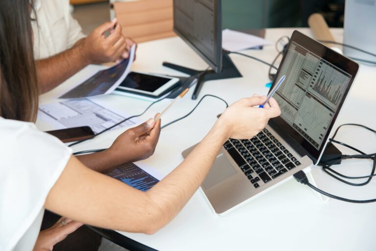 Mesa de trabajo con varios integrantes del equipo.