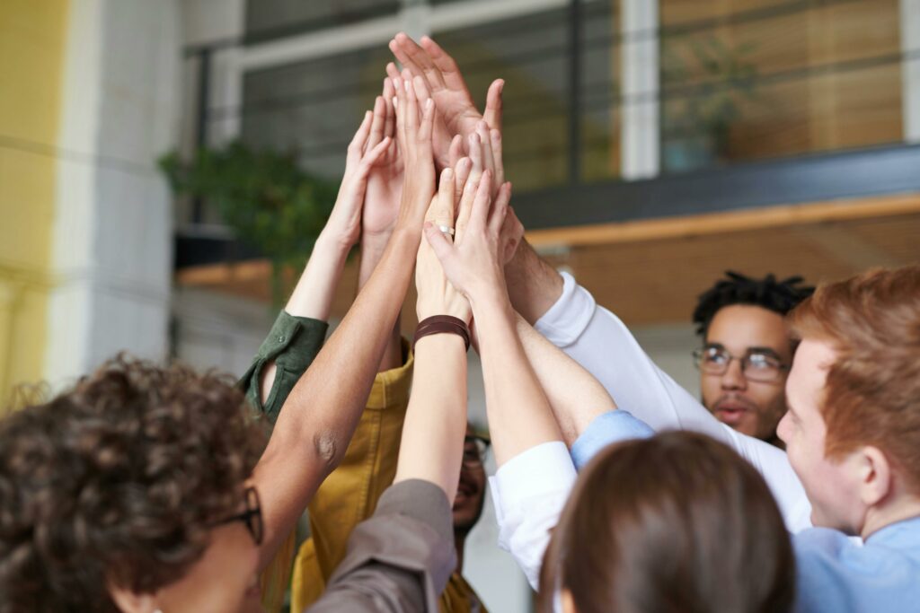 Equipo de trabajo chocando las manos. 