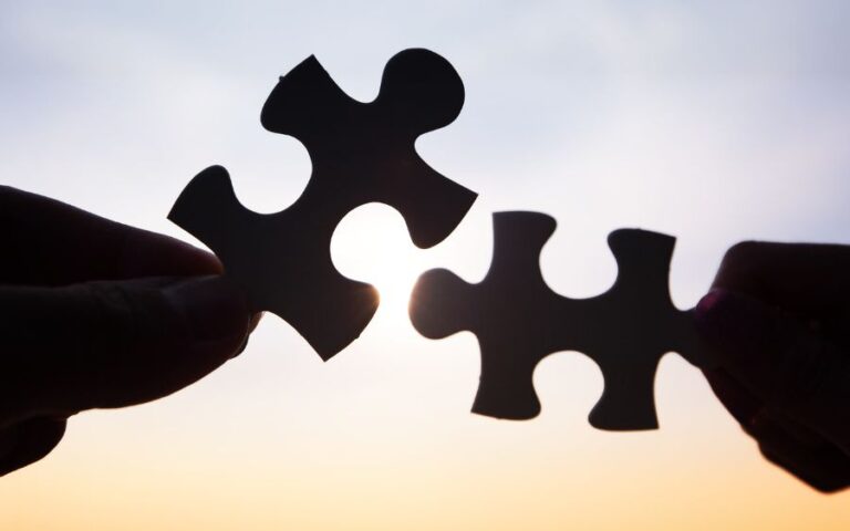 Engagement laboral: piezas de puzzle como representación de la conexion con el trabajo.