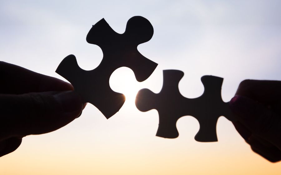 Engagement laboral: piezas de puzzle como representación de la conexion con el trabajo.